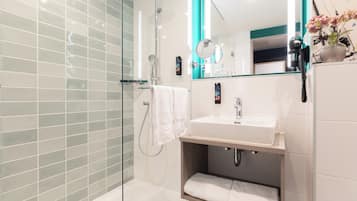 Douche, sĂšche-cheveux, serviettes fournies, savon