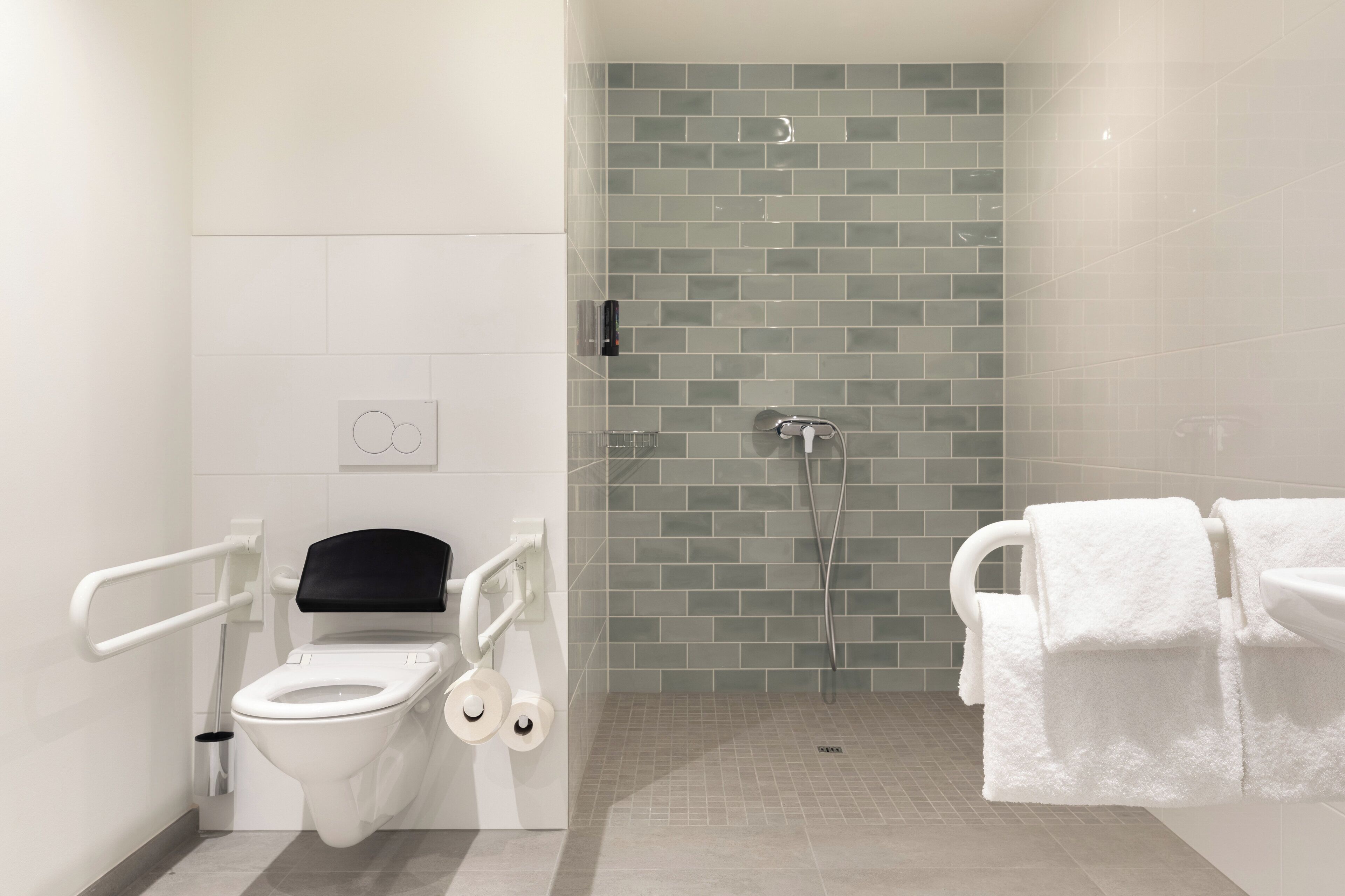 Rom – standard, 1 queensize-seng, tilgjengelighetstilpasset | Allergitestet sengetøy, safe på rommet og barnesenger (inkludert)