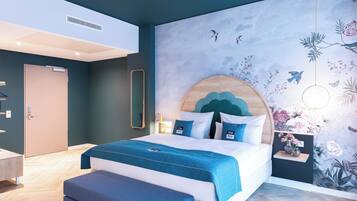 Un dormitorio moderno con una cama grande, cabecera de madera y un mural con pájaros y flores.