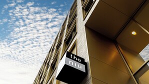 A building with a sign reading "the niu" against a backdrop of a clear sky with scattered clouds. - Holiday Inn - the niu, Flower Konstanz by IHG (Konstanz)