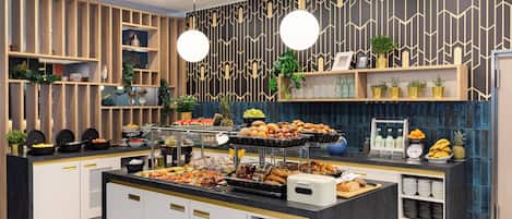 Frukostbuffé varje dag (EUR 17.00 per person)