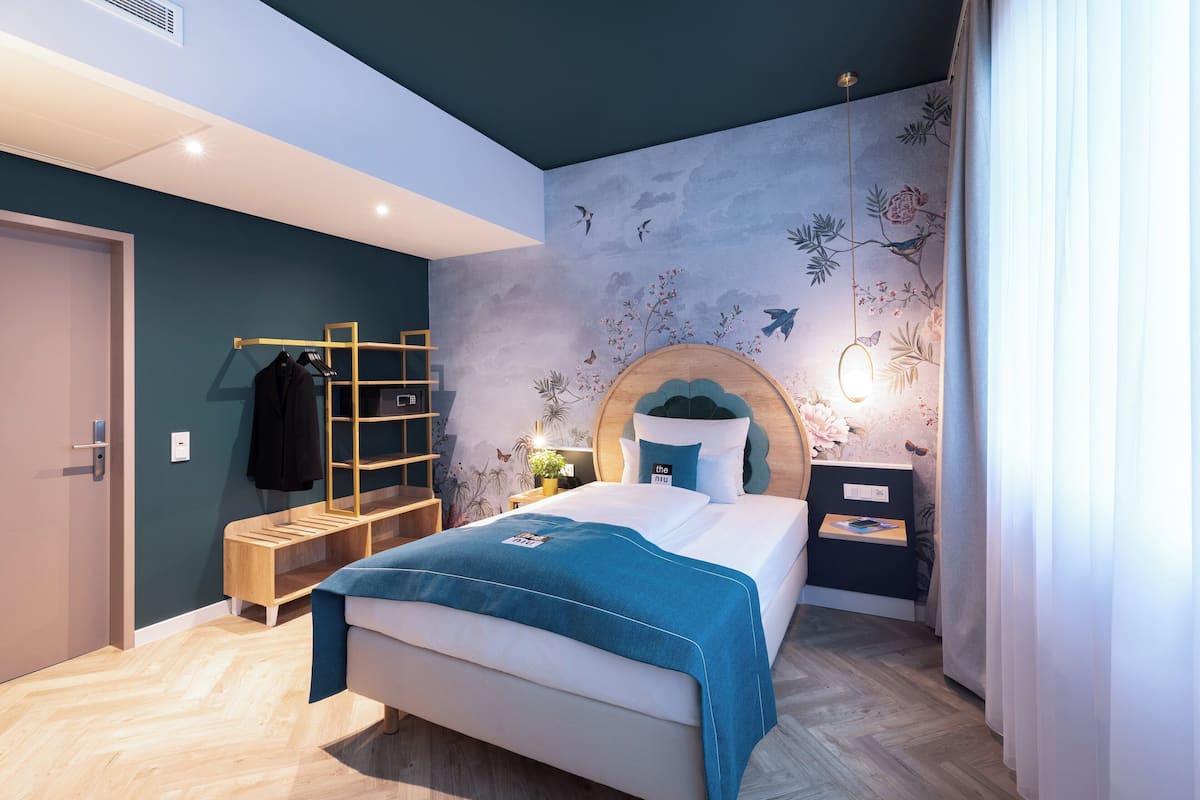 Ropa de cama hipoalergénica y caja de seguridad en la habitación