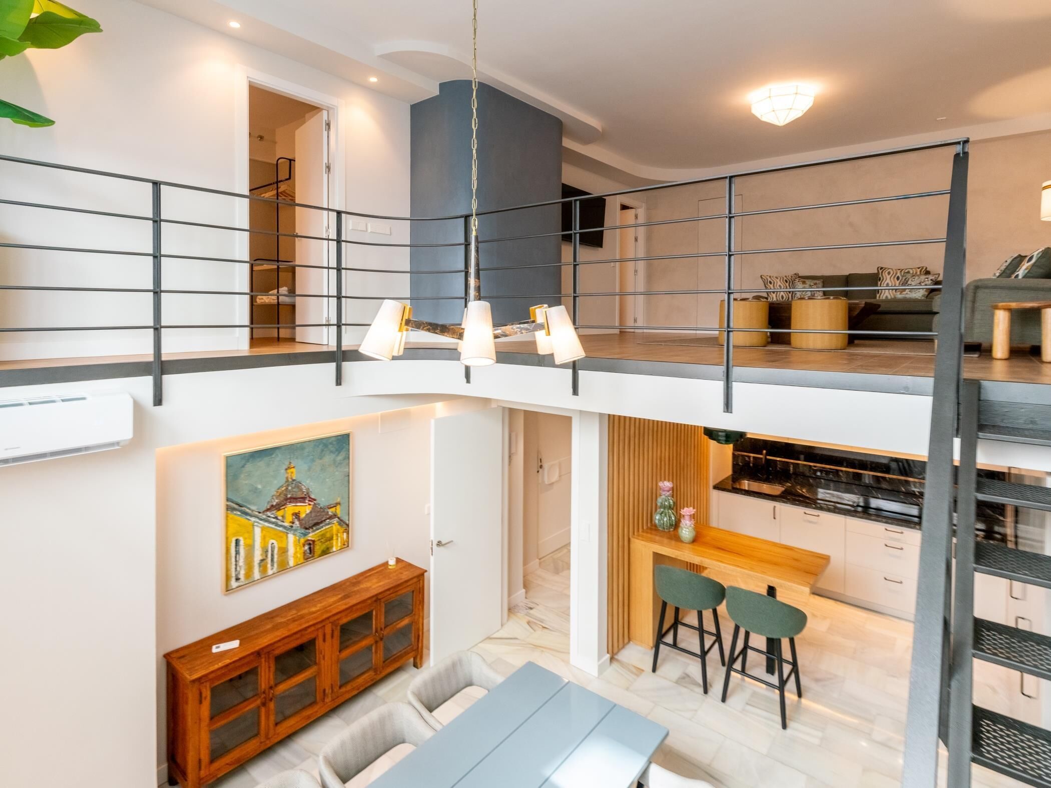 Apartamento com vários níveis, sala de jantar, cozinha e um mezanino.