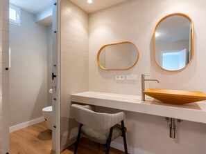 Bathtub, hair dryer, towels