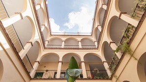 Un atrio a più livelli con uno spazio aperto centrale e balconi.