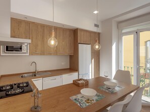 Réfrigérateur, micro-ondes, lave-vaisselle, cafetière/bouilloire