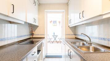 Een koelkast, een magnetron, een vaatwasser