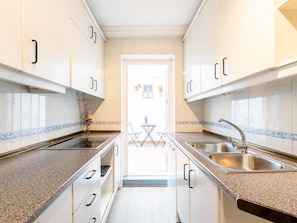 Jääkaappi, mikroaaltouuni, astianpesukone, kahvin-/teenkeitin