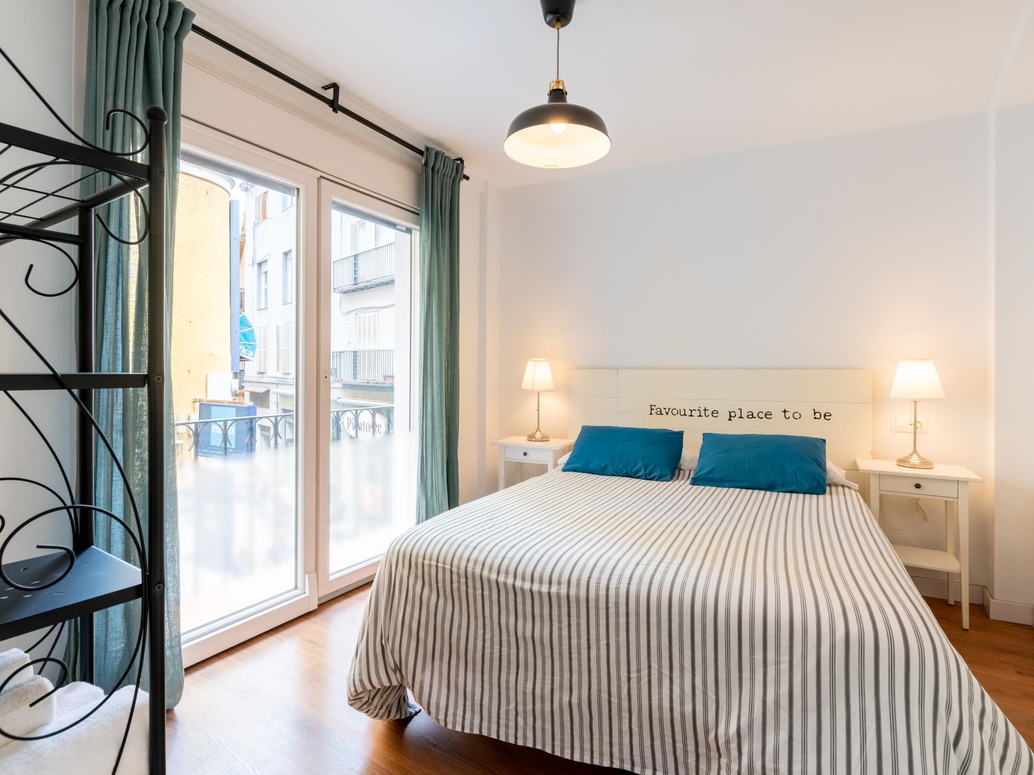 4 slaapkamers, een bureau, een strijkplank/strijkijzer, wifi