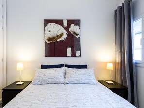 3 عدّة غرف نوم ومكواة/لوح كي و خدمة الإنترنت وملاءات أسرّة