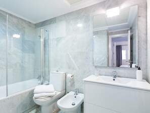 تجهيزات دش، مجففات شعر، مناشف