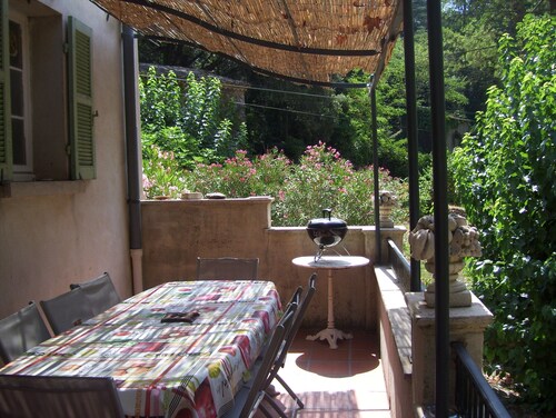 Grande maison datant de 1830 dans domaine viticole avec piscine privative