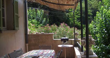 Grande maison datant de 1830 dans domaine viticole avec piscine privative