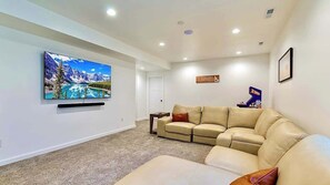 Smart TV, fireplace, Netflix, Hulu - Teton Homestead: In Town, Hot Tub & Teton Views (Driggs)
