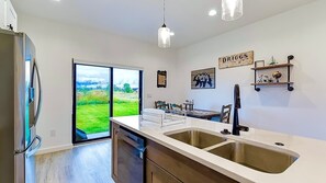 Full-sized fridge, microwave, oven, stovetop - Teton Homestead: In Town, Hot Tub & Teton Views (Driggs)