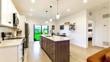 大型冷蔵庫、電子レンジ、オーブン、コンロ