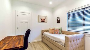 5 bedrooms, desk, iron/ironing board, travel cot - Teton Homestead: In Town, Hot Tub & Teton Views (Driggs)