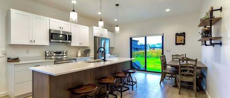 Full-size fridge, microwave, oven, stovetop