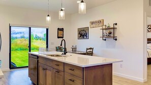 Full-sized fridge, microwave, oven, stovetop - Teton Homestead: In Town, Hot Tub & Teton Views (Driggs)
