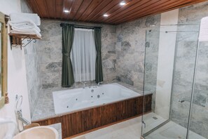 Phòng Cao cấp, 1 giường cỡ king, không hút thuốc, bồn tắm thủy lực | Phòng tắm | Buồng tắm vòi sen, đồ dùng nhà tắm được thiết kế riêng, máy sấy tóc 