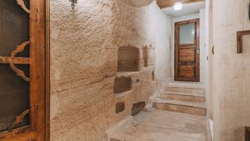 Habitación Deluxe, 1 cama de matrimonio grande | Baño | Ducha, artículos de higiene personal de diseño y secador de pelo