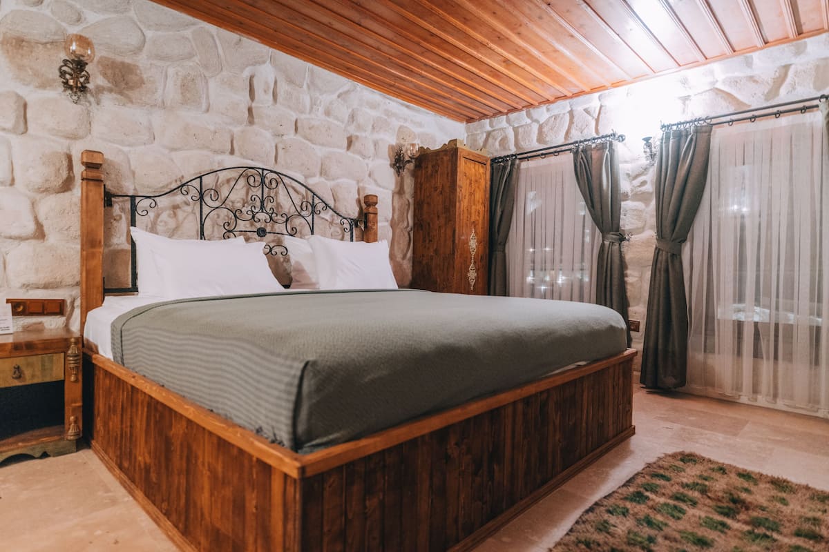 Luxury Room, 1 King Bed, Non Smoking, Jetted Tub | 1 bedroom, Egyptian cotton sheets, premium bedding, memory foam beds