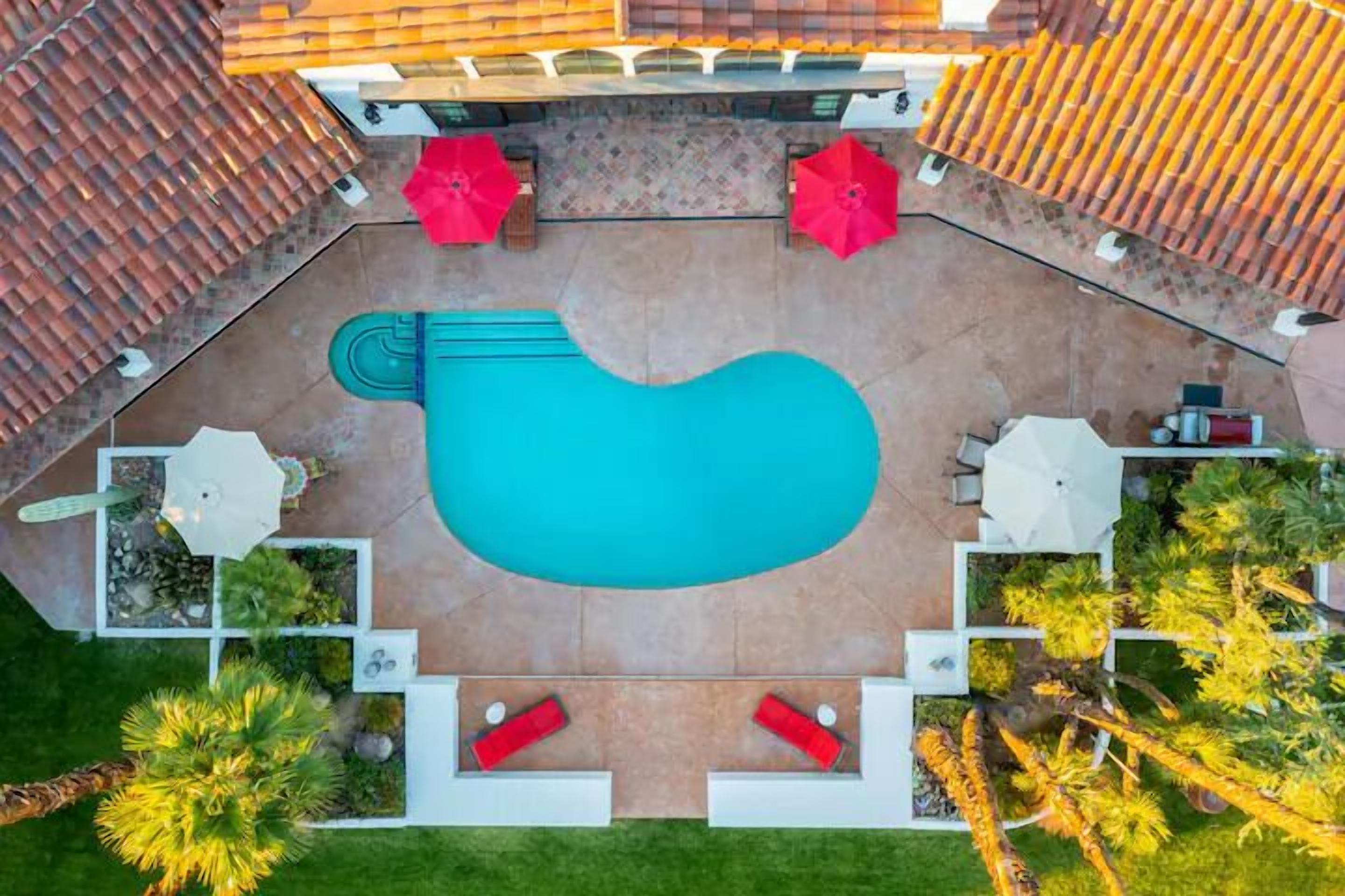 Massive Estate Property with Private Pool/Spa & Tennis Court