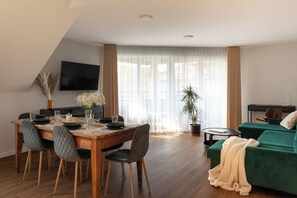 Lägenhet Comfort | Vardagsrum | 31-tums platt-tv med kabelkanaler och golvvärme