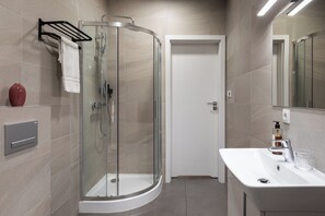 Basic Apartment | Bathroom | Shower, rainfall showerhead, hair dryer, towels - Trevi Apartments Tychy (Tychy)