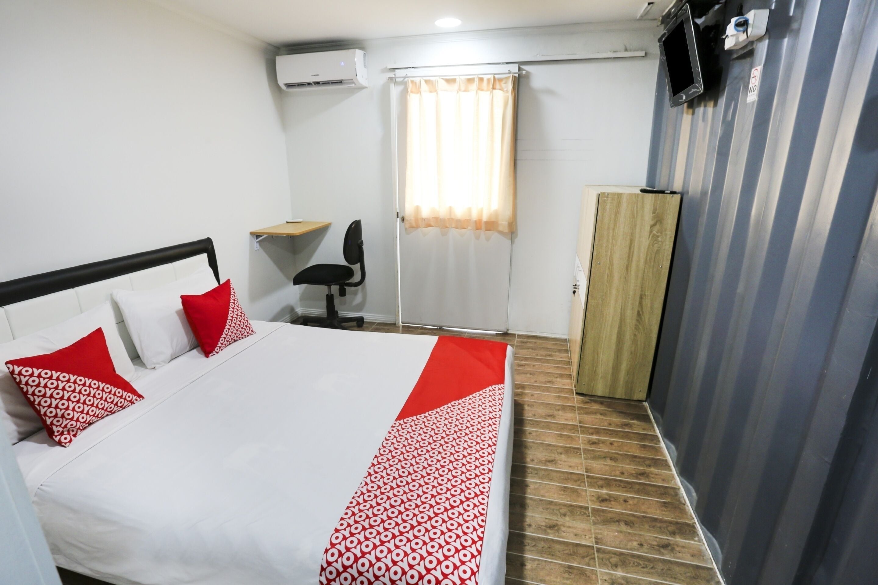 Espaço de trabalho para notebook, Wi-Fi de cortesia, roupa de cama