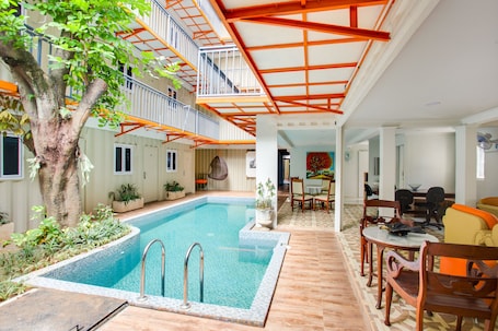 Una piscina al aire libre