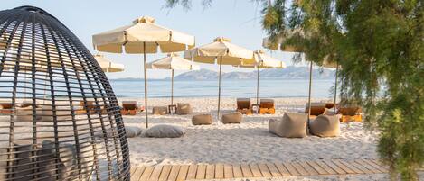 Plage privée, chaises longues, parasols