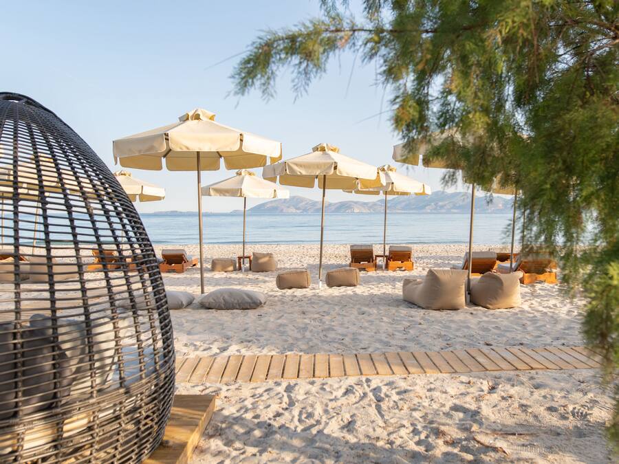 Aan een privéstrand, ligstoelen, parasols