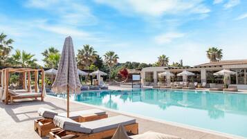 Seasonal outdoor pool, pool umbrellas, sun loungers