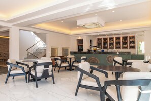 2 bares, bar junto a la piscina