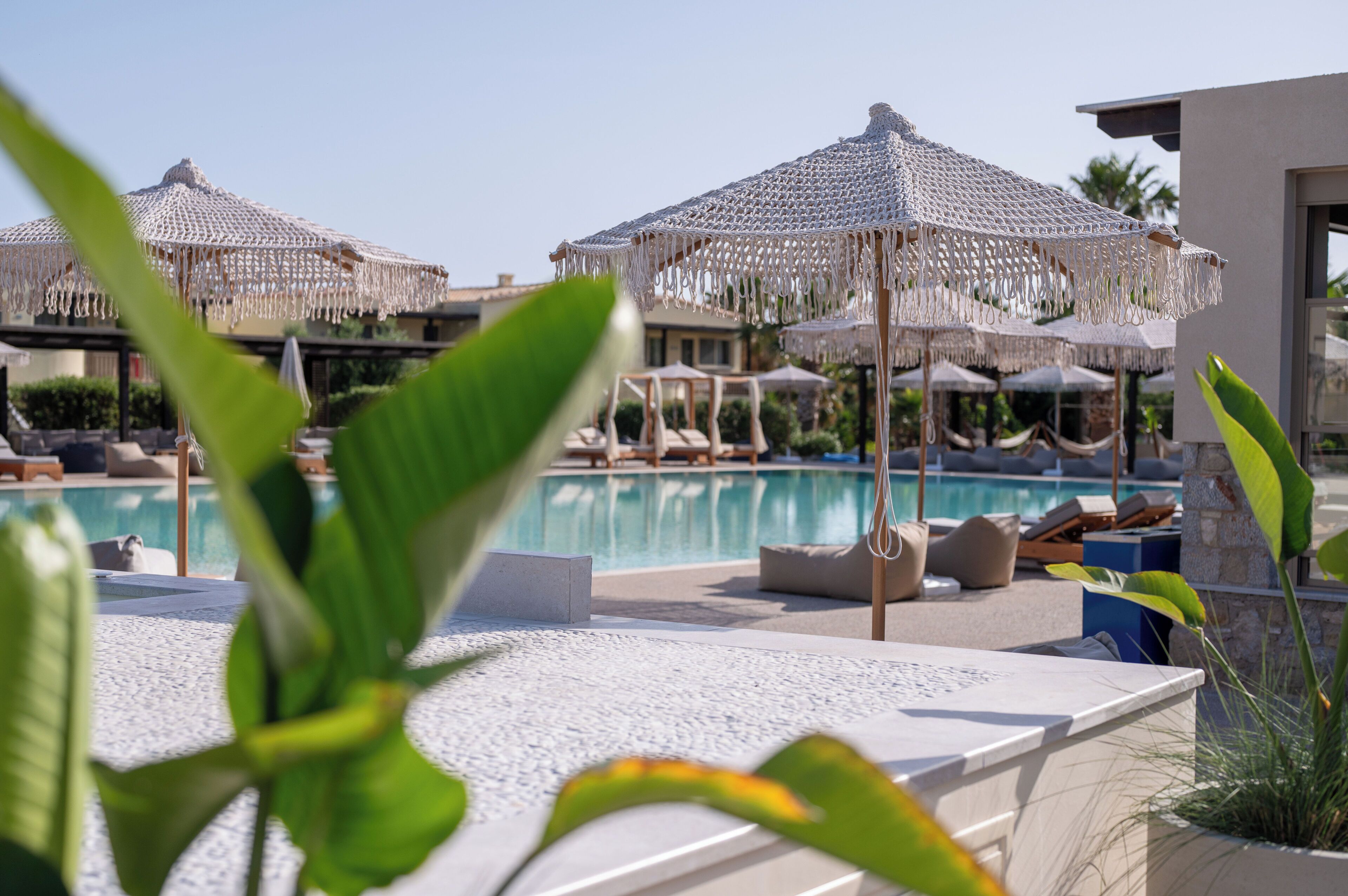 حمّام سباحة خارجي موسمي، مظلات على حمّام السباحة، مقاعد للتشمس