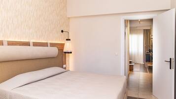 Junior Suite | In-room safe, blackout drapes, free WiFi, bed sheets