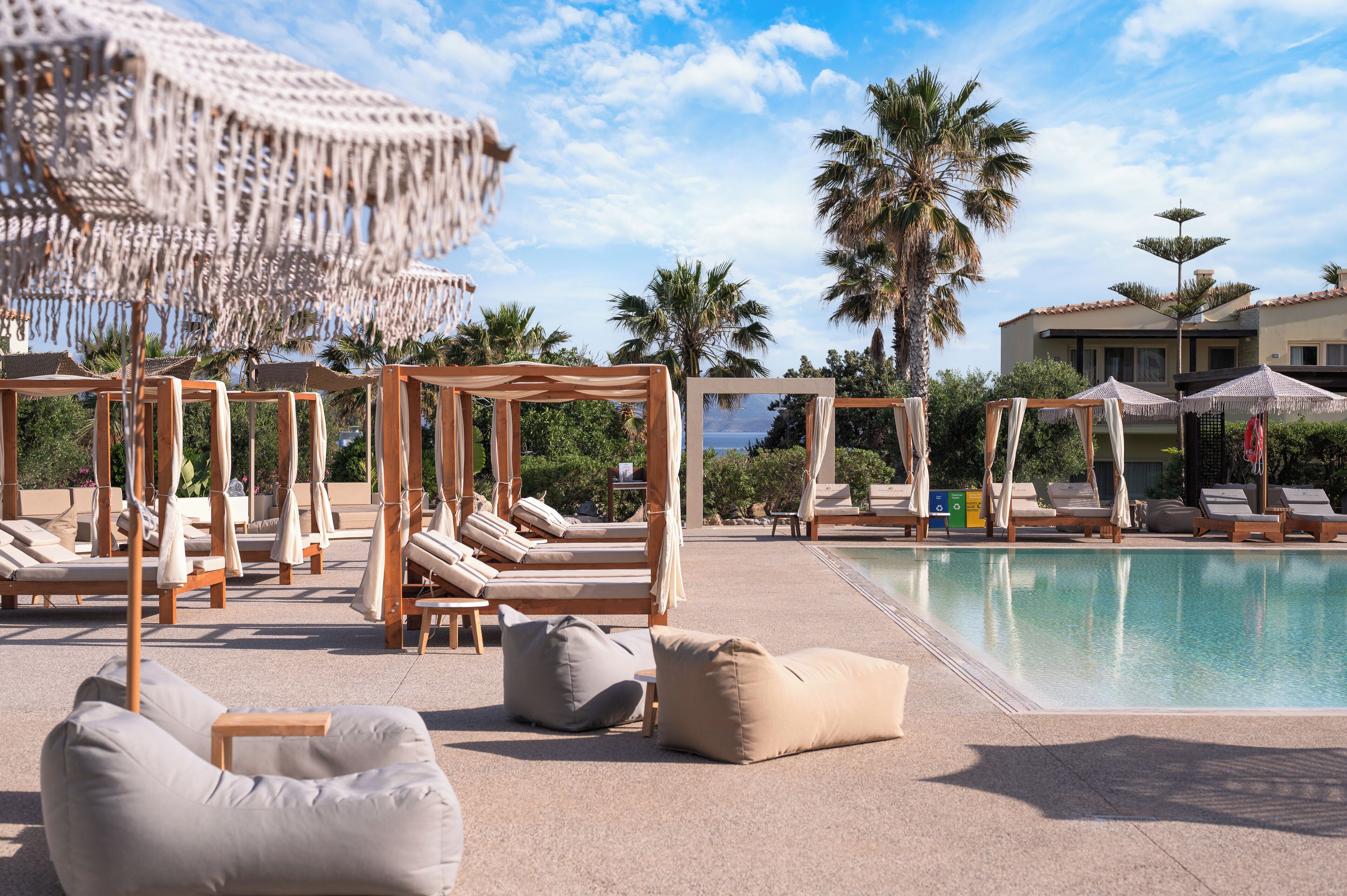 Piscina stagionale all'aperto, ombrelloni da piscina, lettini