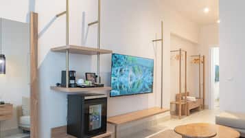 Junior Suite | In-room safe, blackout drapes, free WiFi, bed sheets