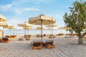 Plage privée, chaises longues, parasols
