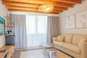 Maisonette | 客房内保险箱、遮光窗帘、免费 WiFi、床单