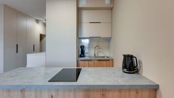 Klassieke studio suite | Privékeuken | Een koelkast, een magnetron, een kookplaat, een vaatwasser