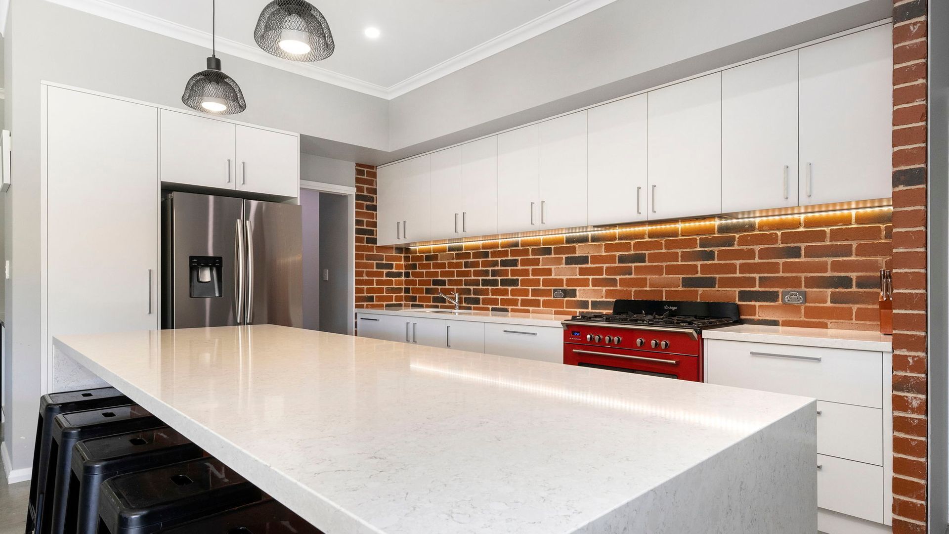 Microondas, horno, lavavajillas y periquera 