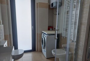 Douche, sèche-cheveux, bidet, serviettes fournies