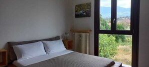 2 soverom, skrivebord, strykejern/-brett og reiseseng for barn