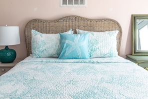 3 bedrooms, iron/ironing board, free WiFi, bed sheets - Gulf Views, Dog-Friendly Beach, 3-Minute Walk - Jellyfish Twist (Gulf Shores)