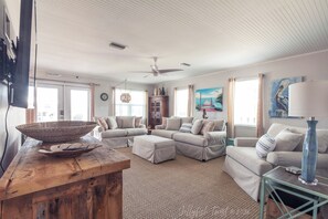 Smart-TV, Kamin, Bücher