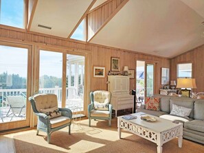 Televisión, chimenea, tenis de mesa y estéreo 