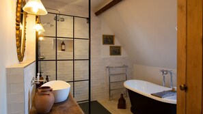 Bathtub, hair dryer, towels - Little Oakley Cottage - sleeps 4 guests  in 2 bedrooms (Sandford St Martin)