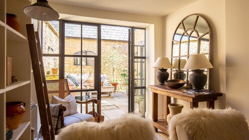 Little Oakley Cottage - sleeps 4 guests  in 2 bedrooms